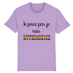 t-shirt lgbt avec écrit dessus : je peux pas je suis intersexe ! . parfait pour les fiertés et marches des fiertés. le vetement est de couleur lavande un peu violet