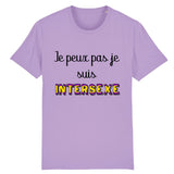 t-shirt lgbt avec écrit dessus : je peux pas je suis intersexe ! . parfait pour les fiertés et marches des fiertés. le vetement est de couleur lavande un peu violet