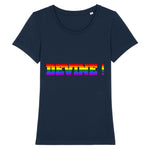 Le t-shirt a la coupe raffinée parfait pour ceux et celles qui veulent faire un Coming-Out avec style ! Chez PrideAvenue on adore vous mettre a l'honneur, c'est pourquoi ce vêtement avec écrit dessus : Devine aux couleurs LGBT est de la couleur Bleu Marine