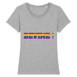 Le t-shirt a la coupe raffinée parfait pour ceux et celles qui veulent faire un Coming-Out avec style ! Chez PrideAvenue on adore vous mettre a l'honneur, c'est pourquoi ce vêtement avec écrit dessus : Devine aux couleurs LGBT est de la couleur Gris