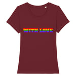 Le t-shirt de PrideAvenue à la coupe raffinée parfait pour envoyer un message d'amour ! il est imprimé de WITH LOVE aux couleurs de l'arc-en-ciel ! le T-shirt LGBTQIAP+ est de couleur Bordeaux 