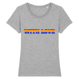 Le t-shirt de PrideAvenue à la coupe raffinée parfait pour envoyer un message d'amour ! il est imprimé de WITH LOVE aux couleurs de l'arc-en-ciel ! le T-shirt LGBTQIA est de couleur Gris