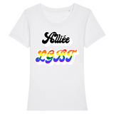  Découvrez "Le Grand Lac" de PrideAvenue.fr, un T-shirt LGBT vibrant, célébrant la diversité avec son tableau abstrait aux couleurs de l'arc-en-ciel. Symbole de paix, le grand lac s'unit à l'espoir de l'arc-en-ciel, exprimant la fierté et la tolérance envers toutes les identités. le t-shirt est de couleur blanc