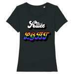  Découvrez "Le Grand Lac" de PrideAvenue.fr, un T-shirt LGBT vibrant, célébrant la diversité avec son tableau abstrait aux couleurs de l'arc-en-ciel. Symbole de paix, le grand lac s'unit à l'espoir de l'arc-en-ciel, exprimant la fierté et la tolérance envers toutes les identités. le t-shirt est de couleur noir