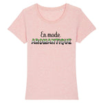 Le t-shirt de PrideAvenue.fr à la coupe raffinée parfait pour les Aromantique ! Oui, car il y à écrit sur le t-shirt : En Mode Aromantique ! Le T-shirt est de couleur Rose