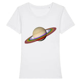 T-shirt de la marque PrideAvenue avec la planète saturne et ses anneaux de couleur arc en ciel sur un fond blanc