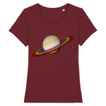 T-shirt de la marque PrideAvenue avec la planète saturne et ses anneaux de couleur arc en ciel sur un fond bordeaux