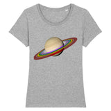 T-shirt de la marque PrideAvenue avec la planète saturne et ses anneaux de couleur arc en ciel sur un fond gris