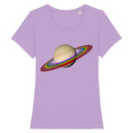 T-shirt de la marque PrideAvenue avec la planète saturne et ses anneaux de couleur arc en ciel sur un fond lavande