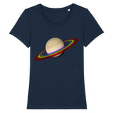 T-shirt de la marque PrideAvenue avec la planète saturne et ses anneaux de couleur arc en ciel sur un fond marin