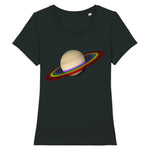 T-shirt de la marque PrideAvenue avec la planète saturne et ses anneaux de couleur arc en ciel sur un fond noir