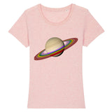 T-shirt de la marque PrideAvenue avec la planète saturne et ses anneaux de couleur arc en ciel sur un fond rose