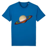 T-shirt de la marque PrideAvenue avec la planète saturne et ses anneaux de couleur arc en ciel sur un fond bleu