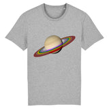 T-shirt de la marque PrideAvenue avec la planète saturne et ses anneaux de couleur arc en ciel sur un fond gris