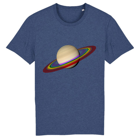 T-shirt de la marque PrideAvenue avec la planète saturne et ses anneaux de couleur arc en ciel sur un fond indigo