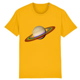 T-shirt de la marque PrideAvenue avec la planète saturne et ses anneaux de couleur arc en ciel sur un fond jaune