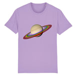 T-shirt de la marque PrideAvenue avec la planète saturne et ses anneaux de couleur arc en ciel sur un fond lavande