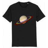 T-shirt de la marque PrideAvenue avec la planète saturne et ses anneaux de couleur arc en ciel sur un fond noir