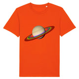 T-shirt de la marque PrideAvenue avec la planète saturne et ses anneaux de couleur arc en ciel sur un fond orange
