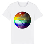 T-shirt col en v de la marque PrideAvenue avec la planete Terre sur un fond arc en ciel de couleur blanc