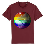 T-shirt col en v de la marque PrideAvenue avec la planete Terre sur un fond arc en ciel de couleur bordeaux