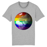 T-shirt col en v de la marque PrideAvenue avec la planete Terre sur un fond arc en ciel de couleur gris