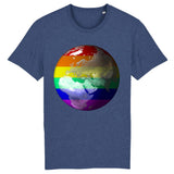 T-shirt col en v de la marque PrideAvenue avec la planete Terre sur un fond arc en ciel de couleur indigo