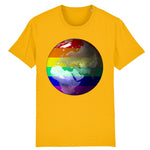 T-shirt col en v de la marque PrideAvenue avec la planete Terre sur un fond arc en ciel de couleur jaune