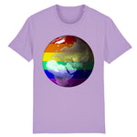 T-shirt col en v de la marque PrideAvenue avec la planete Terre sur un fond arc en ciel de couleur lavande