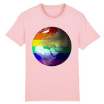 T-shirt col en v de la marque PrideAvenue avec la planete Terre sur un fond arc en ciel de couleur rose