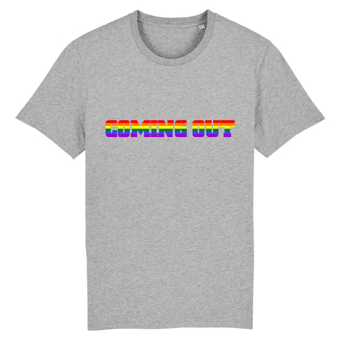 Le t-shirt au style urbain et cool pour un COMING-OUT a la fois fun et impactant ! COMING-OUT écrit en gros et aux couleurs LGBT. Préparez-vous a brillez comme une étoile. Le vêtement est de la couleur Gris