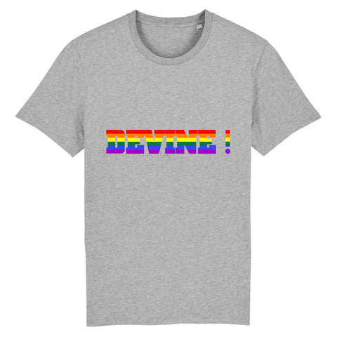 un t-shirt a la mode urbaine parfait pour un coming out en douceur ! oui ! il y a ecrit dessus : DEVINE ! pour forcer avec amour votre entourage a comprendre que vous etes en plein coming out. le t-hirt est de couleur gris