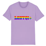 T-shirt de PrideAvenue.fr a la coupe Urbaine, il y a imprimé dessus : LGBTQI+ ! aux couleurs Arc-en-ciel sur un vêtement de la couleur Lavande