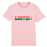 T-shirt de PrideAvenue.fr a la coupe Urbaine, il y a imprimé dessus : LGBTQI+ ! aux couleurs Arc-en-ciel sur un vêtement de la couleur Rose