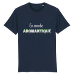 Le t-shirt de PrideAvenue au style urbain hyper délire car il y a écrit sur le devant : En Mode Aromantique ! Le T-shirt de haute qualité est de couleur Bleu Marine