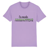 Le t-shirt de PrideAvenue au style urbain hyper délire car il y a écrit sur le devant : En Mode Aromantique ! Le T-shirt de haute qualité est de couleur Lavande