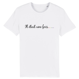 le vetement lgbt de la marque prideavenue.fr est un t-shirt avec ecrit dessus " il etait une fois .... " celui-ci est de couleur blanc