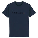 le vetement lgbt de la marque prideavenue.fr est un t-shirt avec ecrit dessus " il etait une fois .... " celui-ci est de couleur bleu marine foncé
