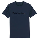 le vetement lgbt de la marque prideavenue.fr est un t-shirt avec ecrit dessus " il etait une fois .... " celui-ci est de couleur bleu marine foncé