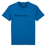 le vetement lgbt de la marque prideavenue.fr est un t-shirt avec ecrit dessus " il etait une fois .... " celui-ci est de couleur bleu azur