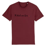 le vetement lgbt de la marque prideavenue.fr est un t-shirt avec ecrit dessus " il etait une fois .... " celui-ci est de couleur bordeaux 
