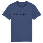 le vetement lgbt de la marque prideavenue.fr est un t-shirt avec ecrit dessus " il etait une fois .... " celui-ci est de couleur bleu ciel 