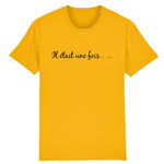 le vetement lgbt de la marque prideavenue.fr est un t-shirt avec ecrit dessus " il etait une fois .... " celui-ci est de couleur jaune poussin 