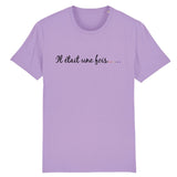 le vetement lgbt de la marque prideavenue.fr est un t-shirt avec ecrit dessus " il etait une fois .... " celui-ci est de couleur lavande