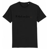 le vetement lgbt de la marque prideavenue.fr est un t-shirt avec ecrit dessus " il etait une fois .... " celui-ci est de couleur noir