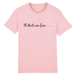 le vetement lgbt de la marque prideavenue.fr est un t-shirt avec ecrit dessus " il etait une fois .... " celui-ci est de couleur rose bonbon