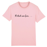 le vetement lgbt de la marque prideavenue.fr est un t-shirt avec ecrit dessus " il etait une fois .... " celui-ci est de couleur rose bonbon