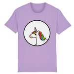 t-shirt de la marque PrideAvenue avec un rond au centre contenant une jolie licorne kawaii avec une crinière arc en ciel de couleur lavande