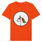 t-shirt de la marque PrideAvenue avec un rond au centre contenant une jolie licorne kawaii avec une crinière arc en ciel de couleur orange