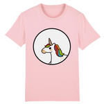 t-shirt de la marque PrideAvenue avec un rond au centre contenant une jolie licorne kawaii avec une crinière arc en ciel de couleur rose